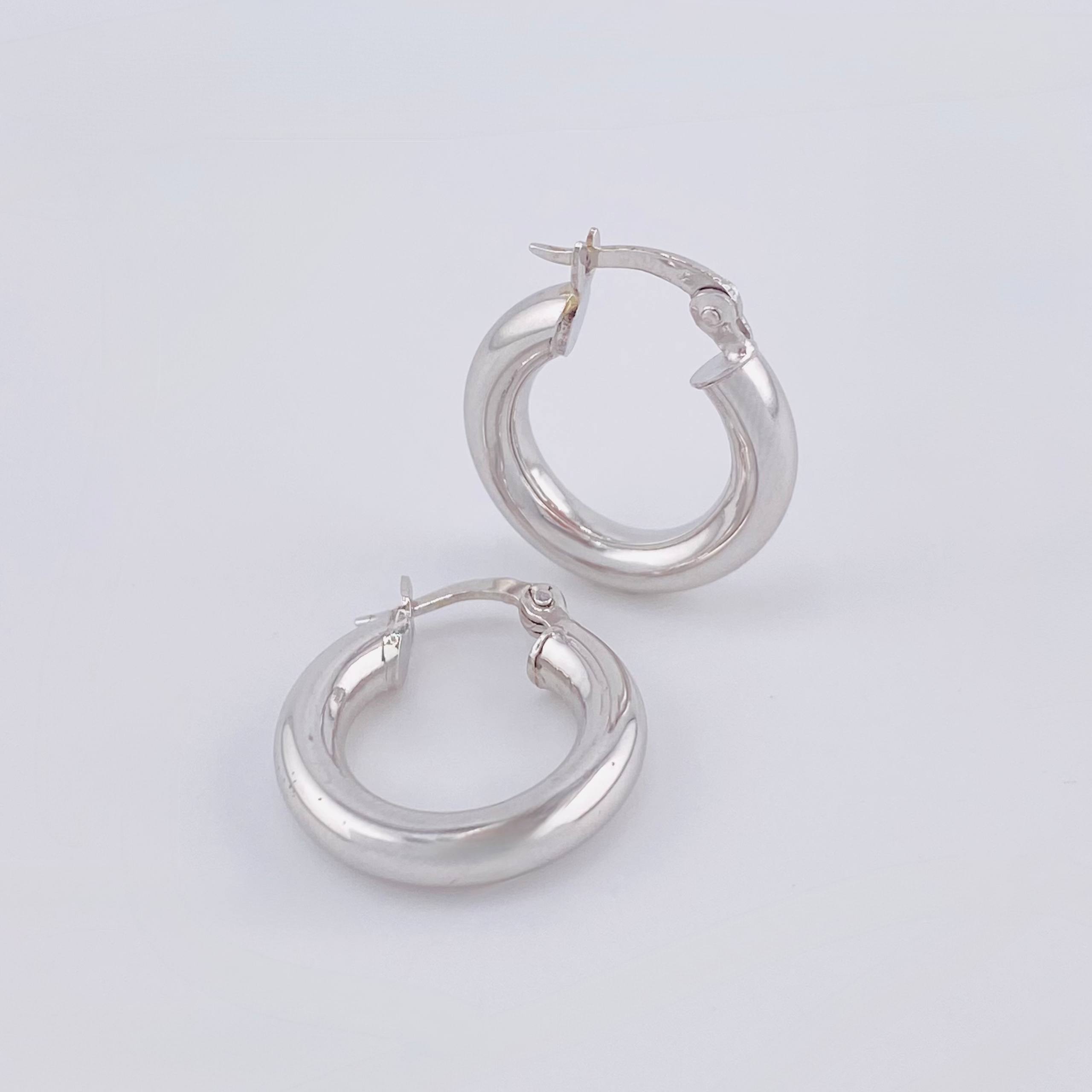 Jass Plain Hoop Earrings 2gr / 3/4 in / 18K White Gold ©