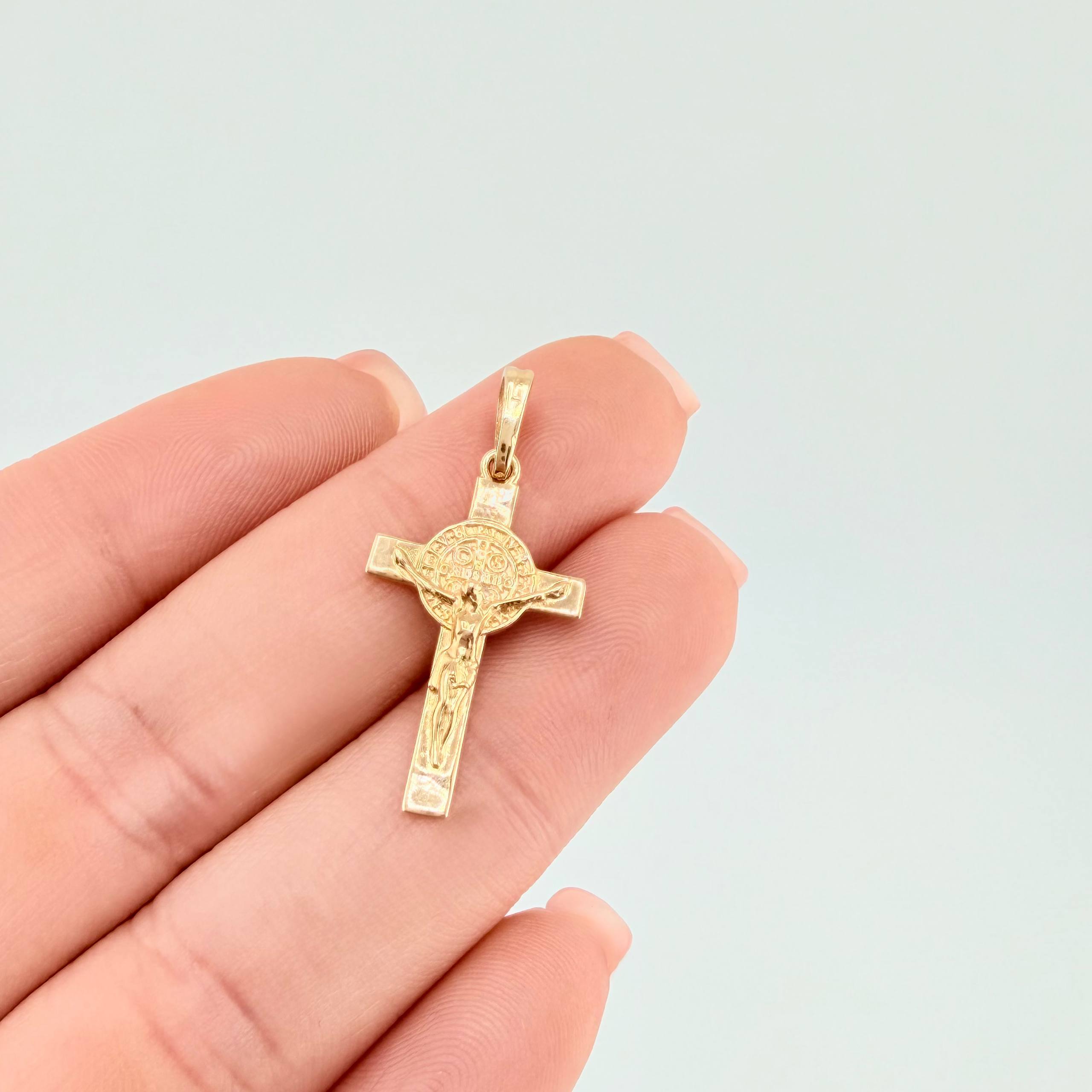 Dije Cruz Cristo San Benito 1.9gr / 1 1/4 in / Oro Amarillo 18K