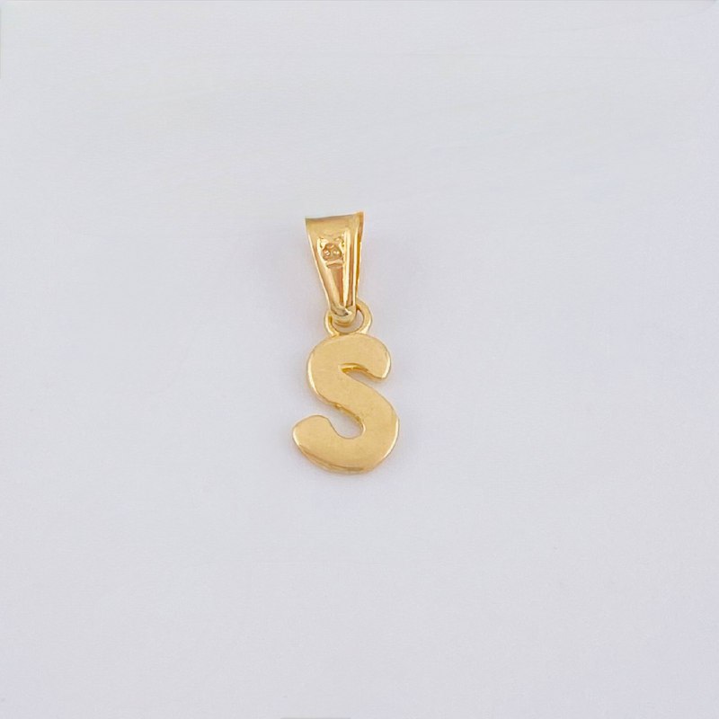 Dije Letra S 0.3gr / 1/2 in / Oro Amarillo 18K ©