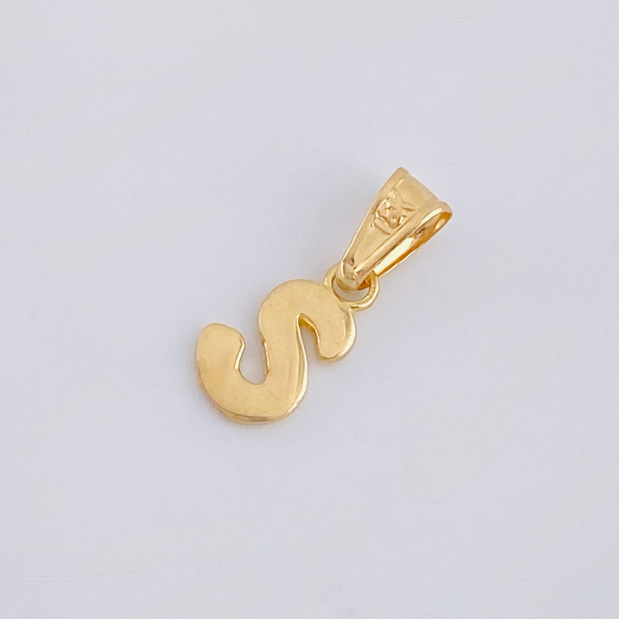 Dije Letra S 0.3gr / 1/2 in / Oro Amarillo 18K ©