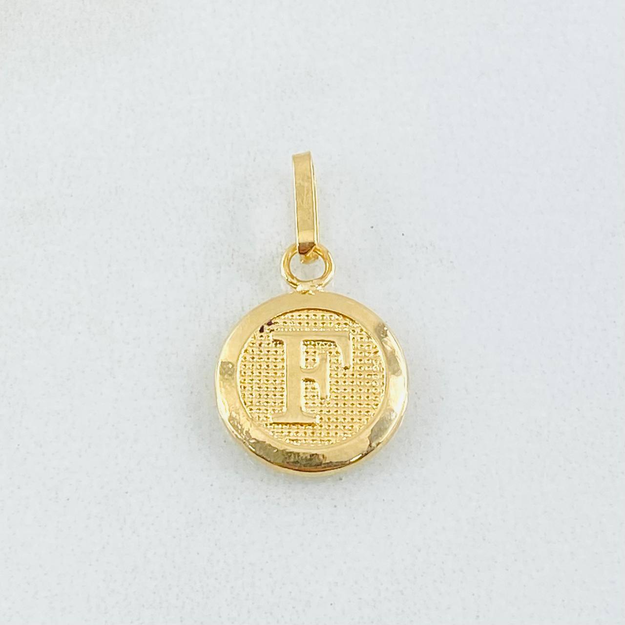 Pendant Letter F 0.6gr / 0.8in / 18K Gold ©