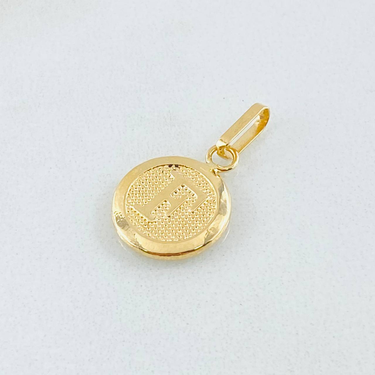 Pendant Letter F 0.6gr / 0.8in / 18K Gold ©