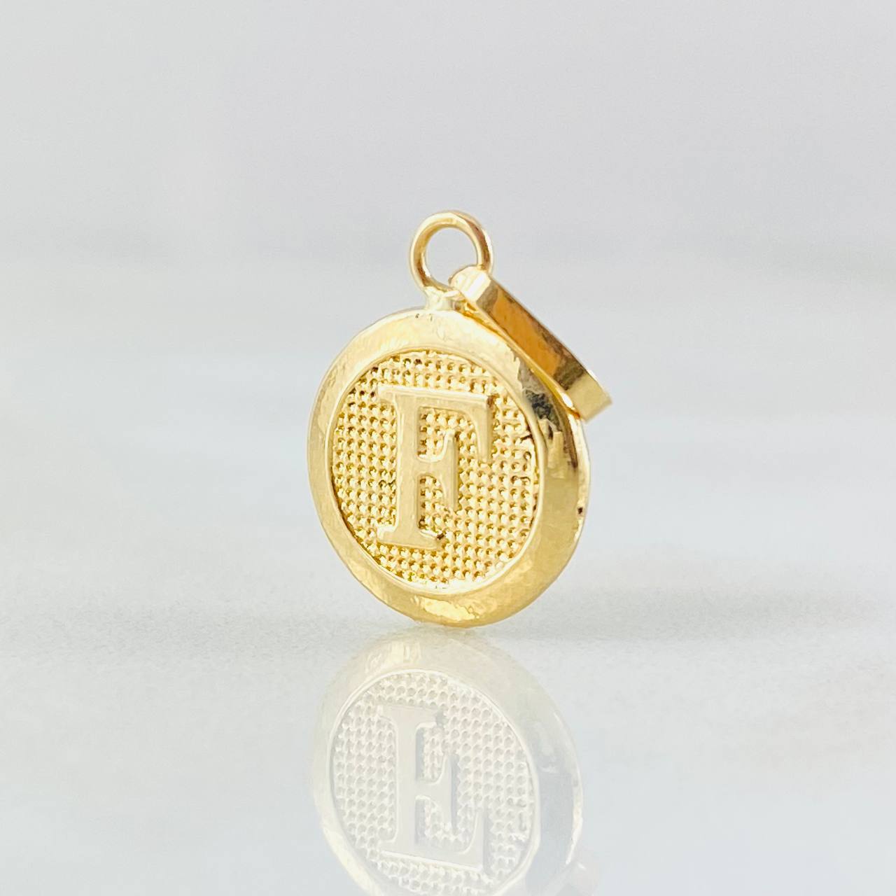 Pendant Letter F 0.6gr / 0.8in / 18K Gold ©