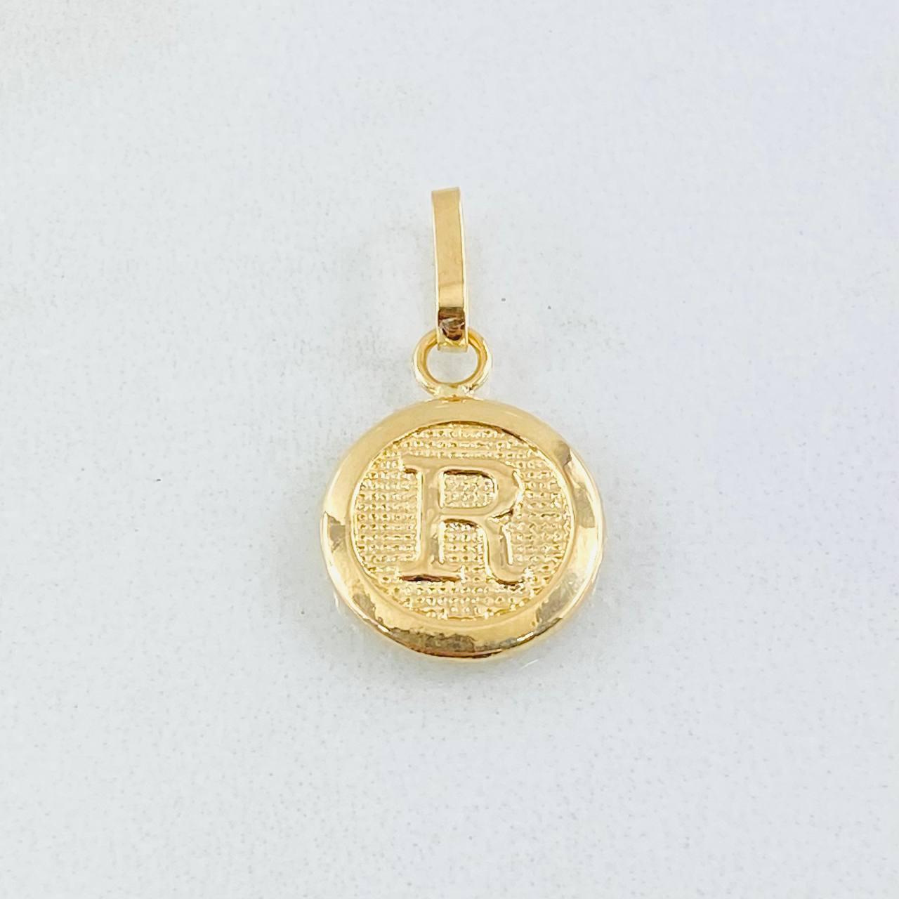 Pendant Letter R 0.65gr / 0.8in / 18K Gold ©