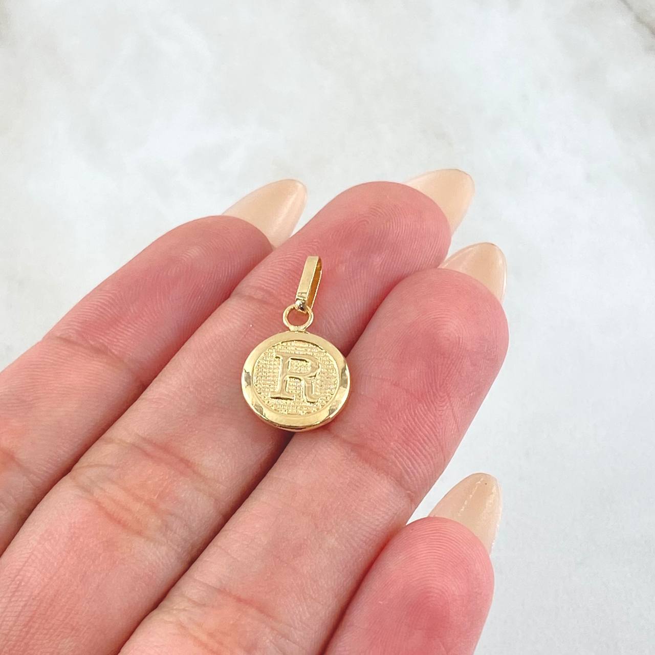 Pendant Letter R 0.65gr / 0.8in / 18K Gold ©