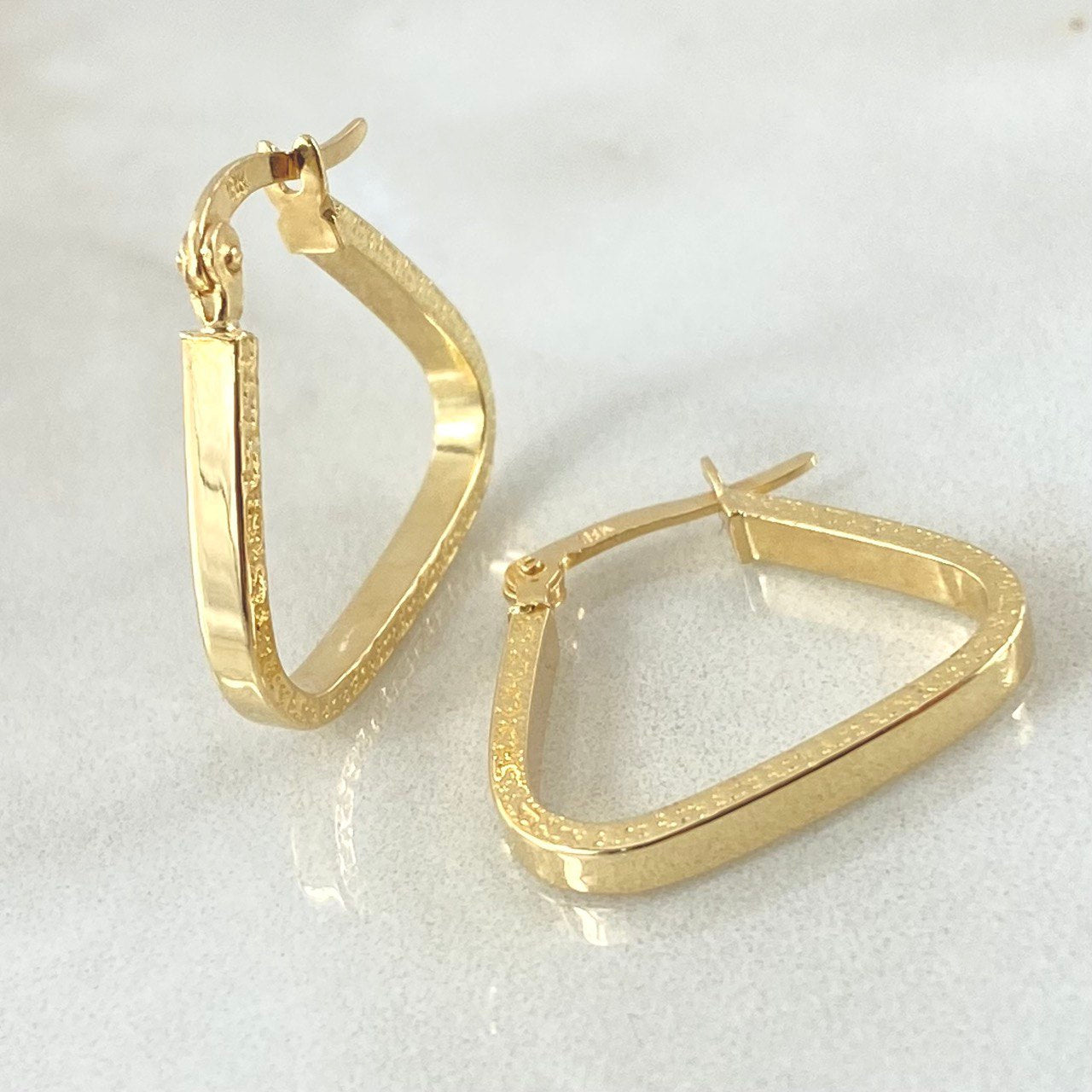 Tribal Triangle Hoop Earrings 1.65gr / 0.8in / 18K Gold