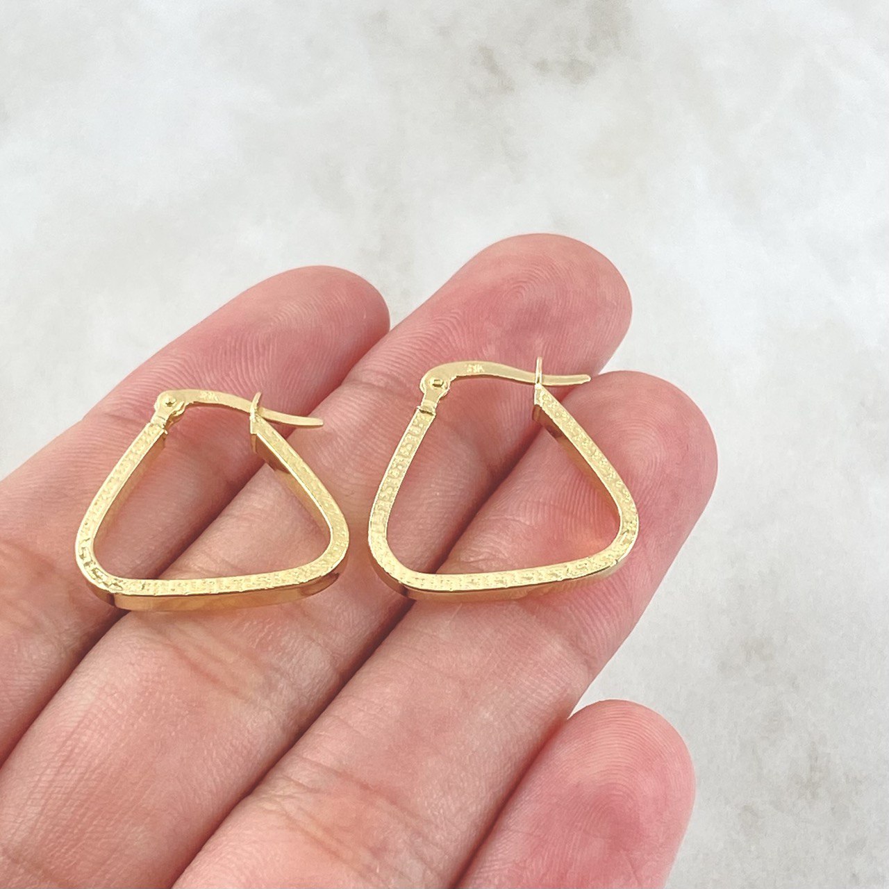 Tribal Triangle Hoop Earrings 1.65gr / 0.8in / 18K Gold