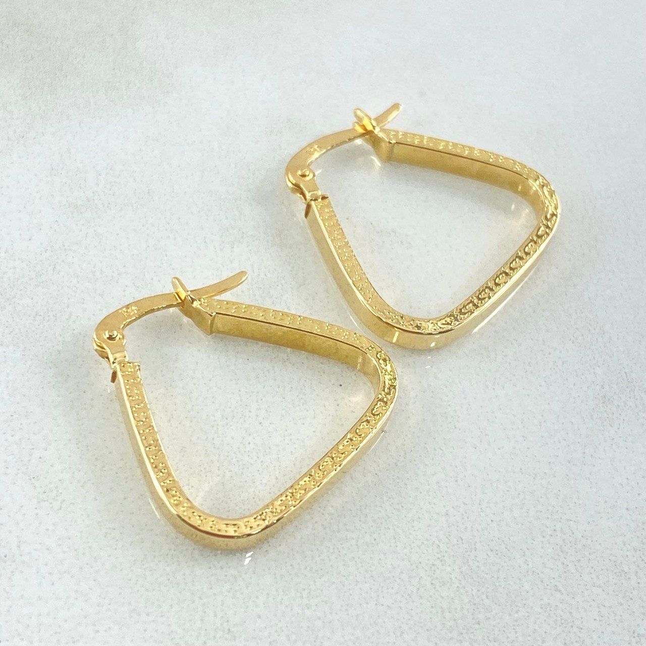 Tribal Triangle Hoop Earrings 1.65gr / 0.8in / 18K Gold