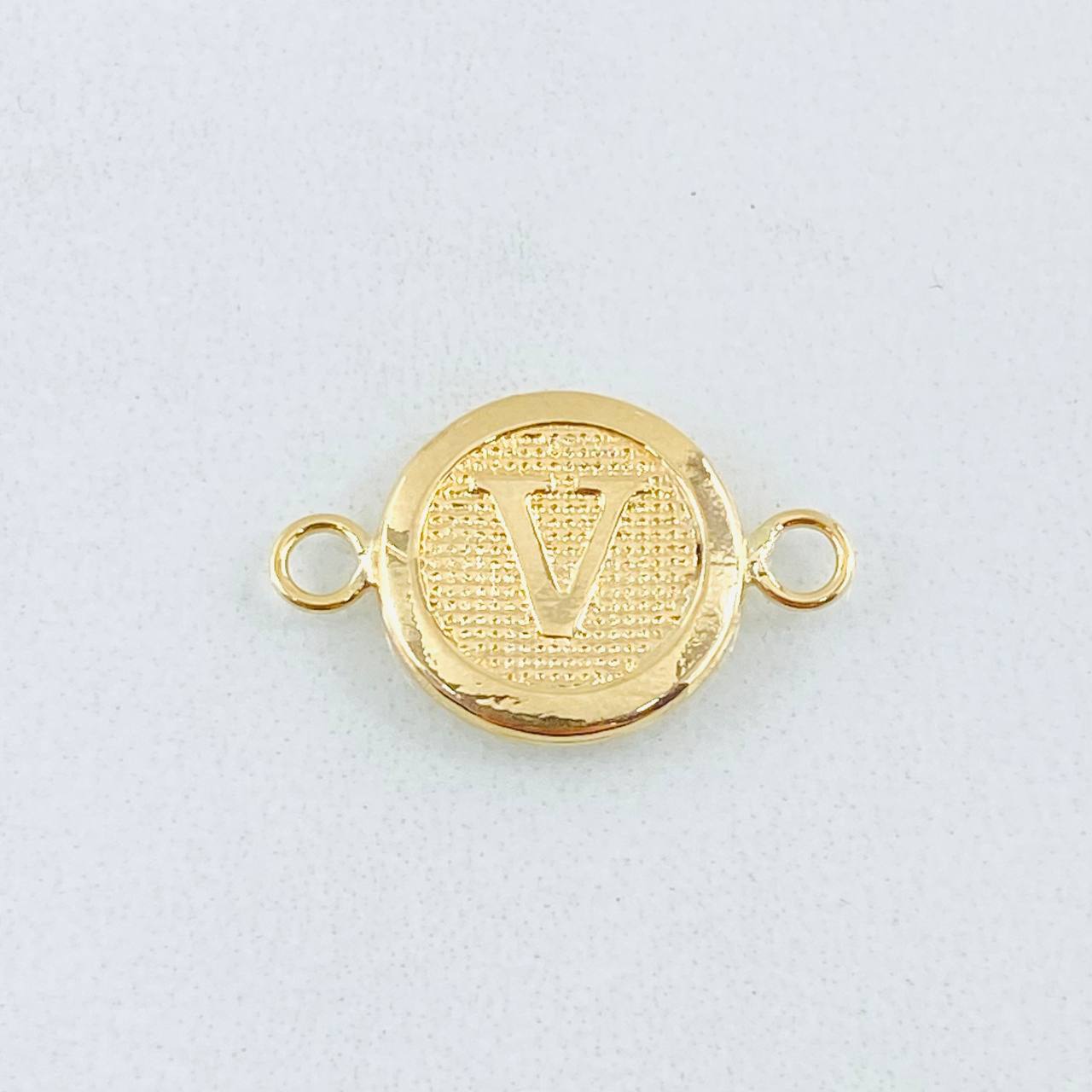 Herraje Letra V 0.6gr / 1.8cm / Oro Amarillo 18K