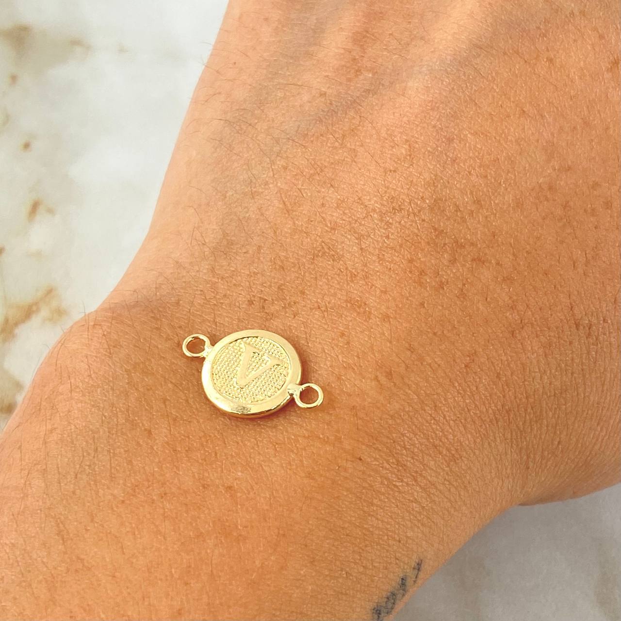 Herraje Letra V 0.6gr / 1.8cm / Oro Amarillo 18K