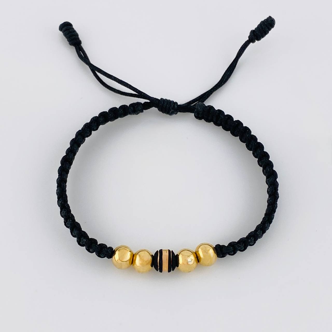 Pulsera Tejida Hilo Negro 4 Balines Lisos y Un Neoro Oro Amarillo 18K