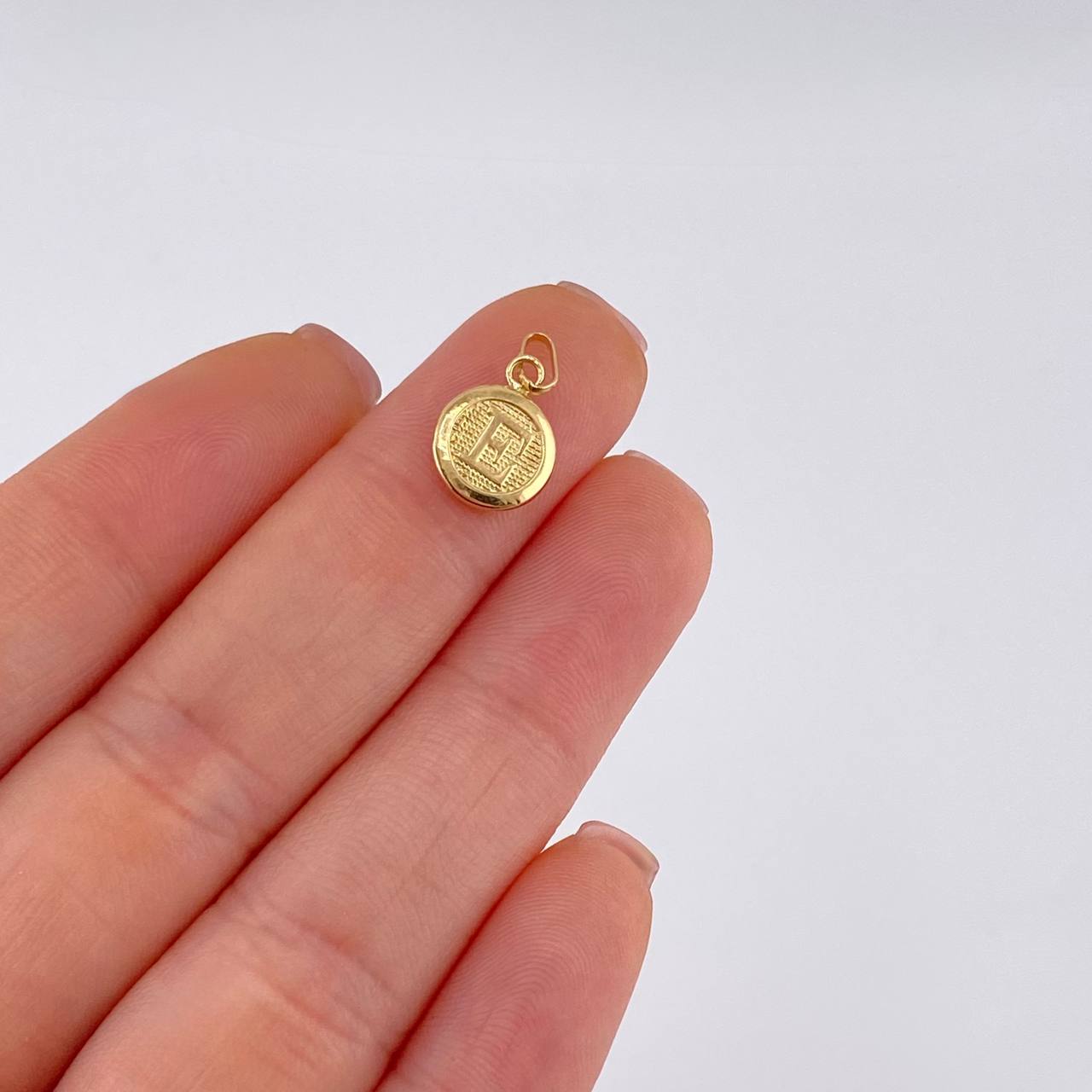 Dije Letra Circulo E 0.4 g / 3/4 in Oro Amarillo 18K