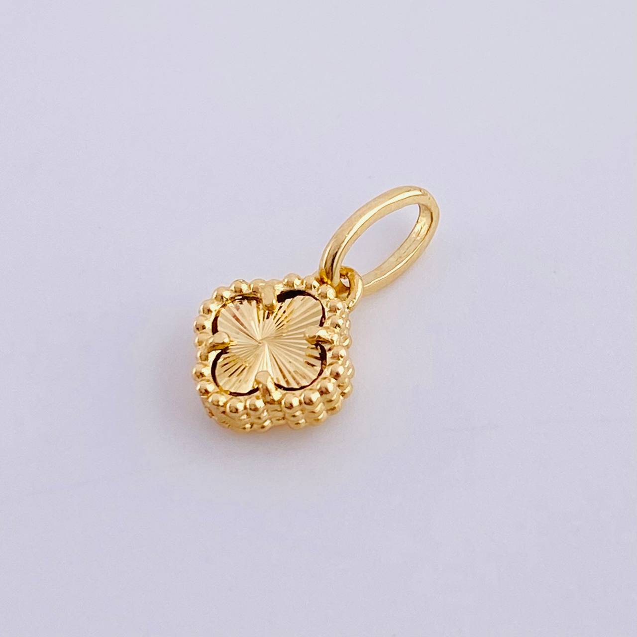 Pendant Clover 1gr / 3/4 in / 18K Yellow Gold *