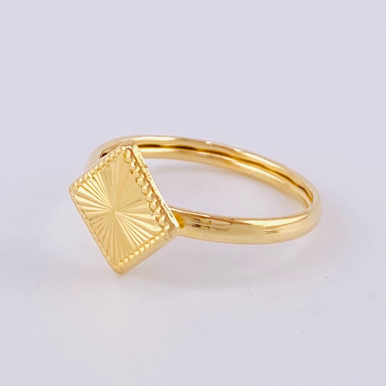Anillo Rombo Bordeado 1.5gr / T8 1/4 / Oro Amarillo 18K ©