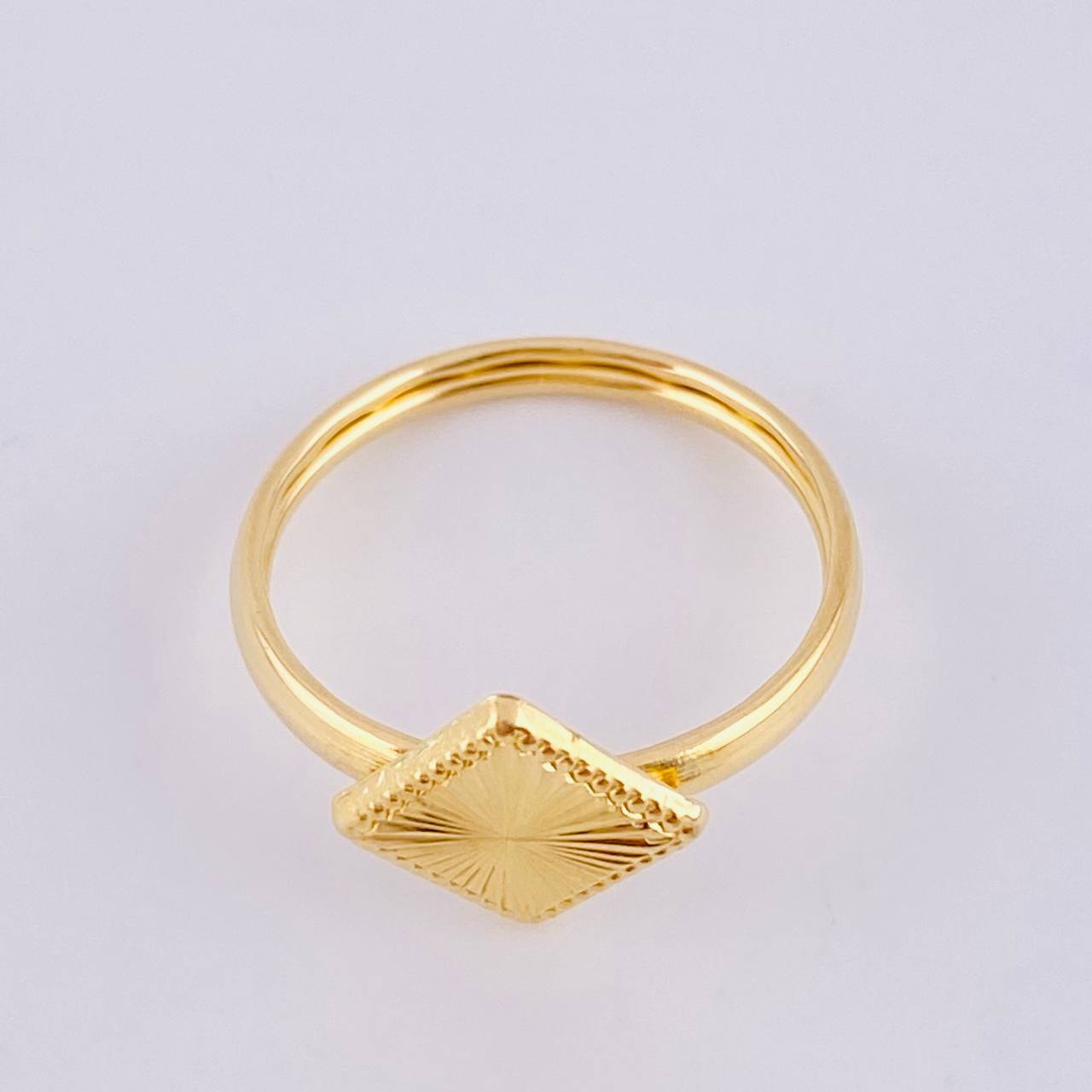 Anillo Rombo Diamantado Bordeado 1.45gr / T8 3/4 / Oro Amarillo 18K *