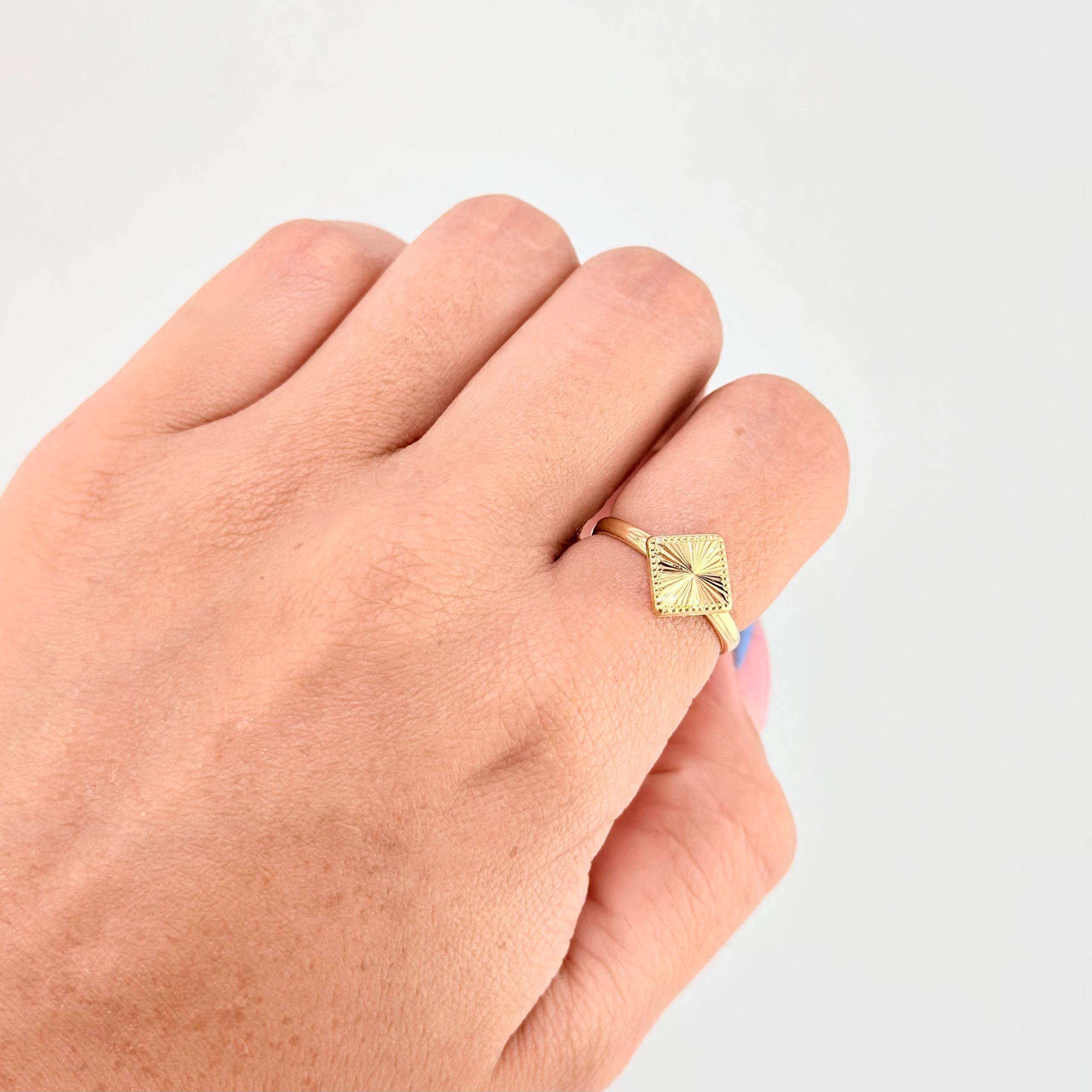 Anillo Rombo Bordeado 1.5gr / T8 1/4 / Oro Amarillo 18K ©