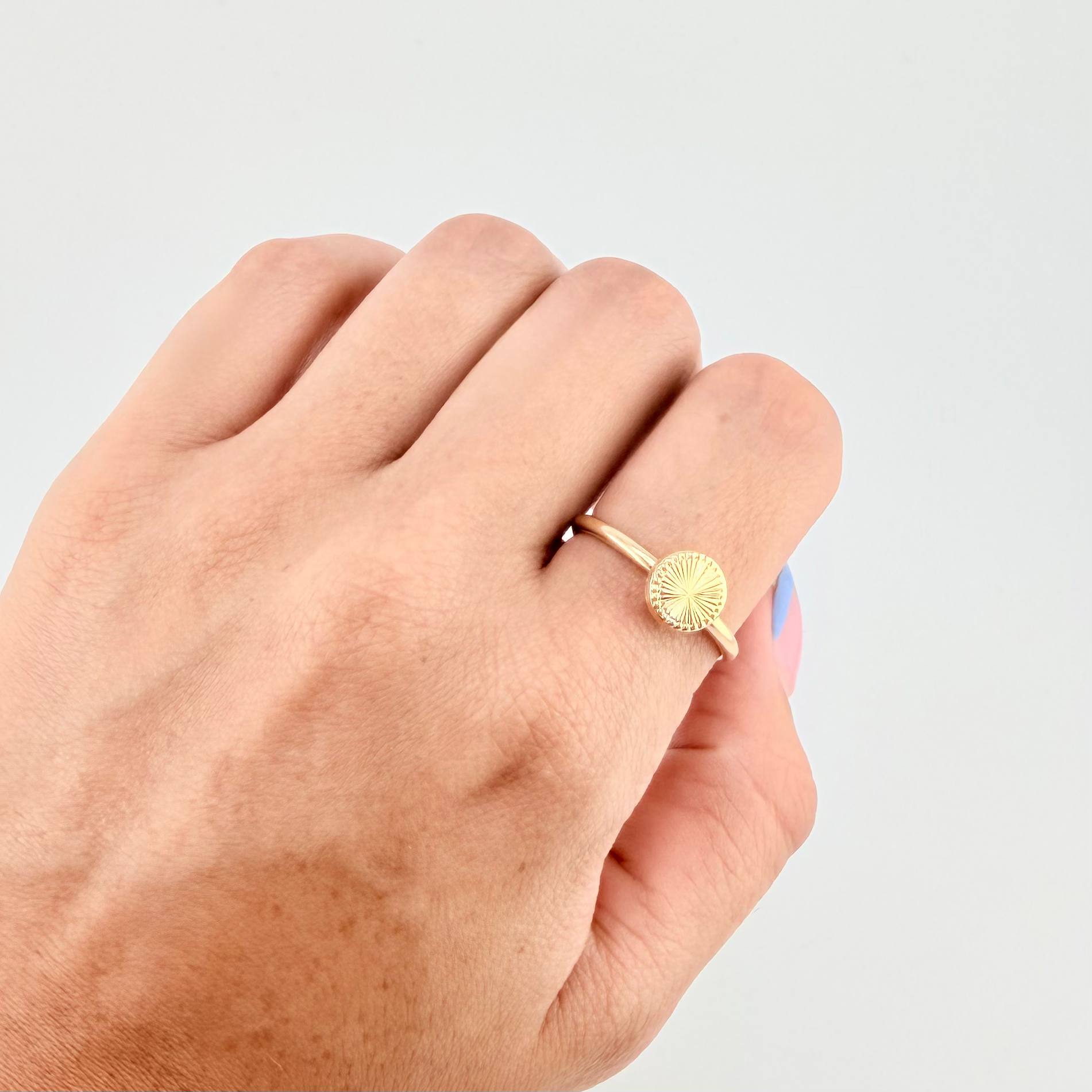 Anillo Circulo Diamantado Bordeado 1.4gr / T8 1/2 / Oro Amarillo 18K ©