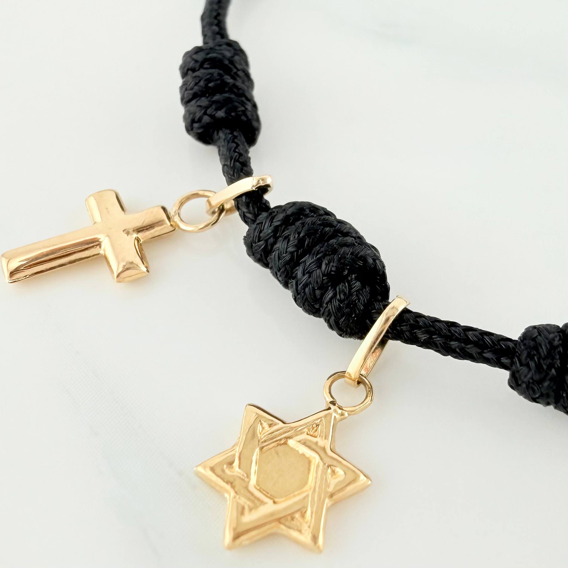 Pulsera Tejida Negra Seis Nudos Oro Amarillo 18K
