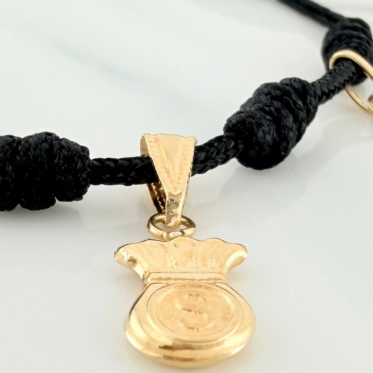 Pulsera Tejida Negra Seis Nudos Oro Amarillo 18K