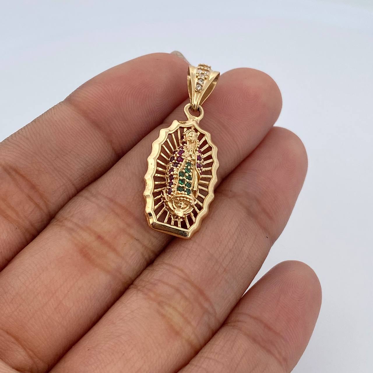 Dije Virgen Guadalupe 3.05gr / 3.1cm / Circones Blancos Verdes Fucsias Oro Amarillo 18K $
