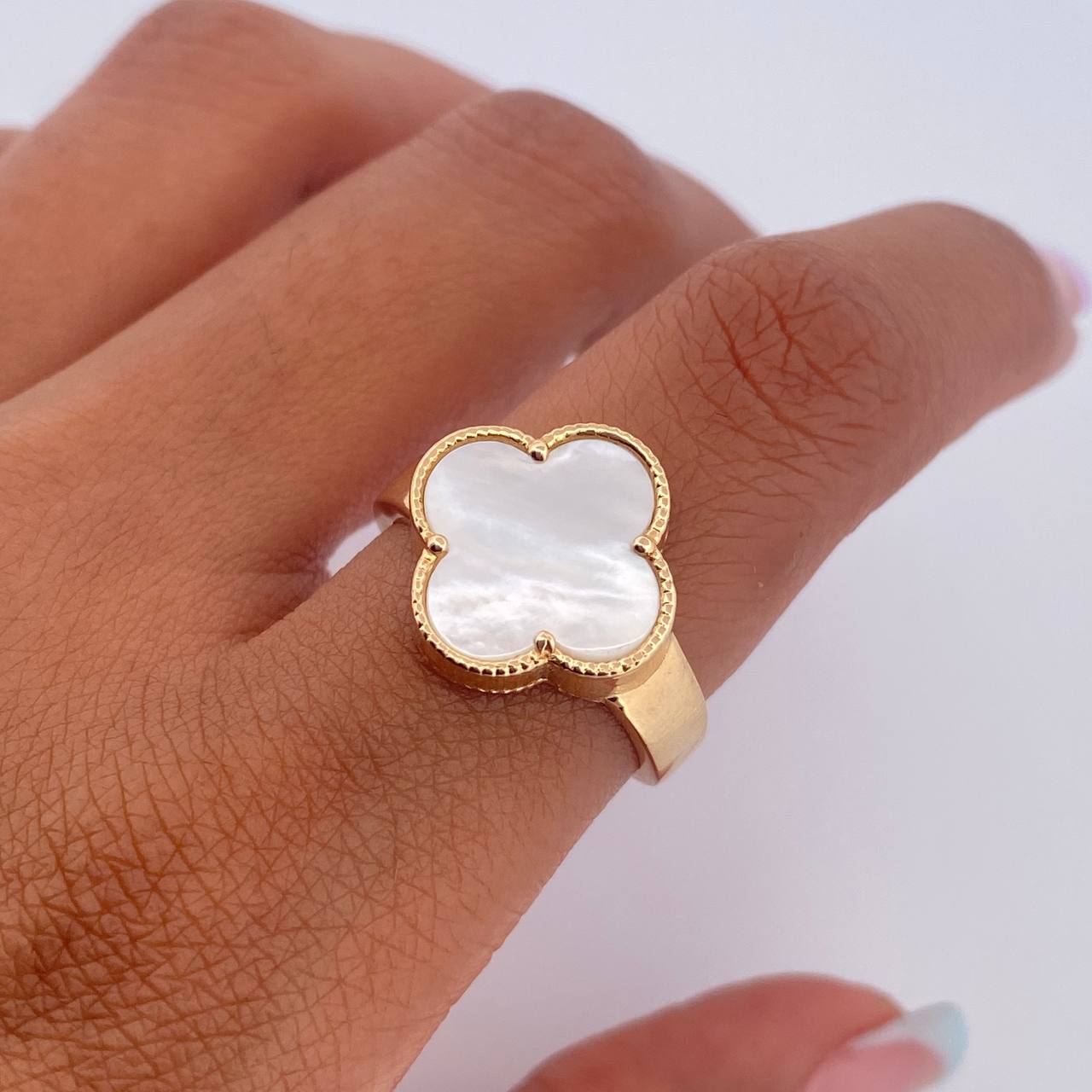 Ring Clover 4.3gr / Size 7 1/4 / White Mother-of-Pearl 18K Yellow Gold $