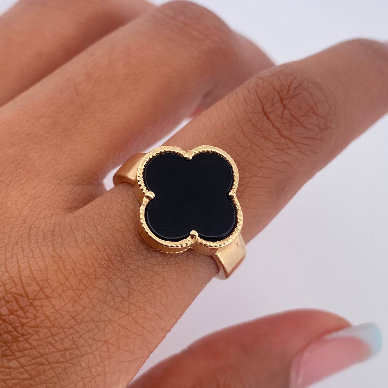 Anillo Trebol 4.65gr / T6 3/4 / Onix Negro Oro Amarillo 18K $