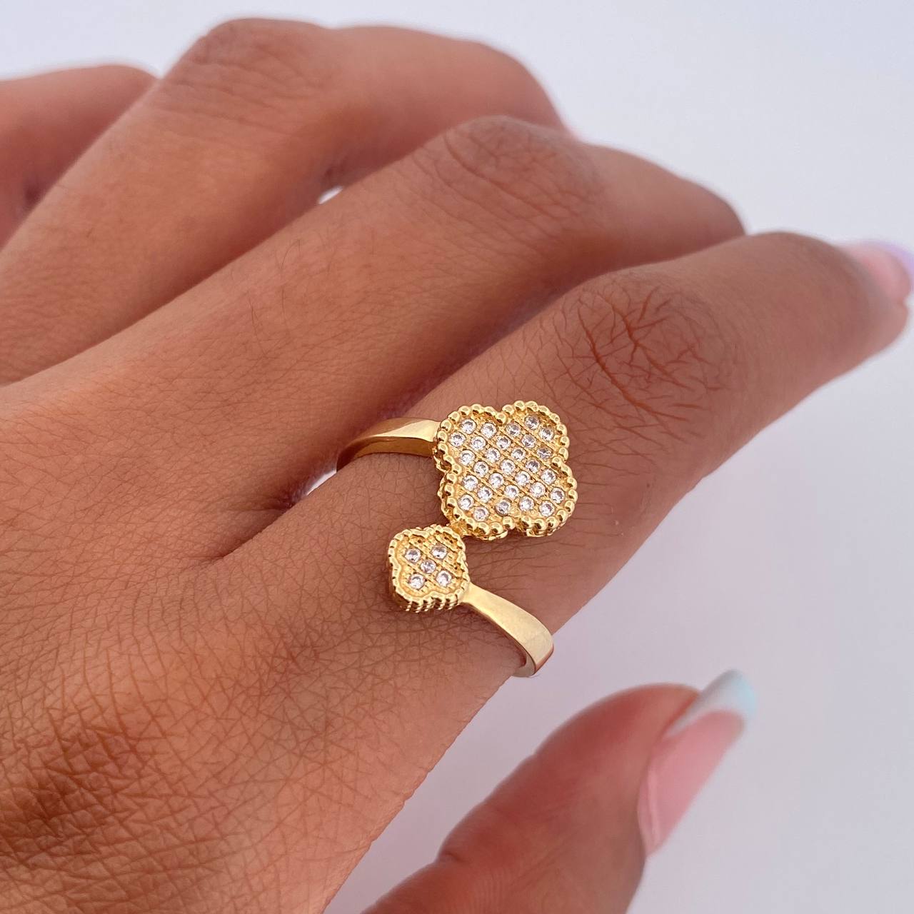 Hug Ring Clover 3.05gr / T6 1/2 / White Zircons 18K Yellow Gold $
