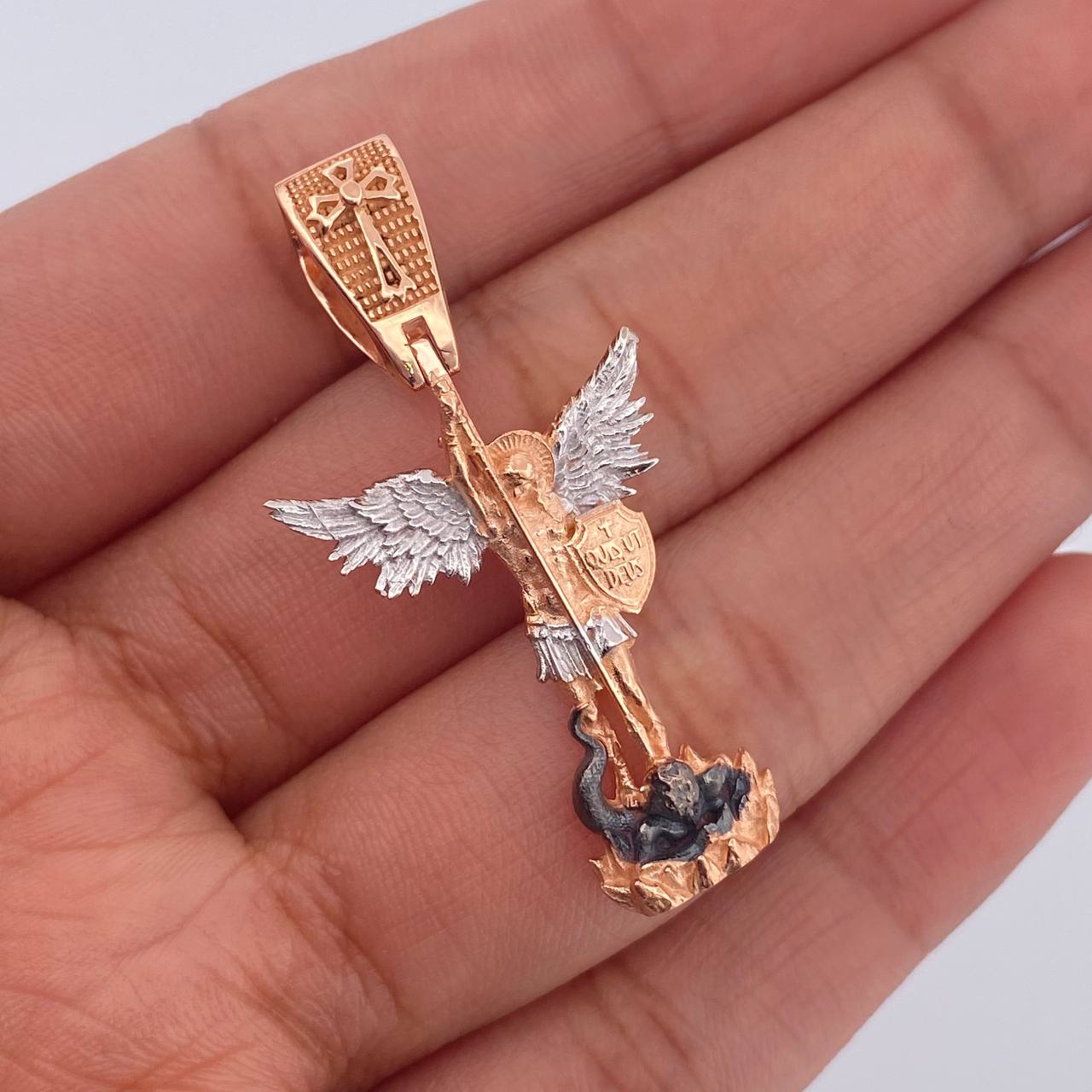 Pendant San Miguel Arcangel 4.85gr / 3.8cm / Tres Oros 18K $