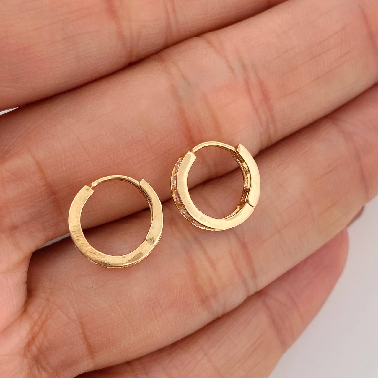 Hoop Earrings Channel 1.7gr / 1/2 in / 18K Yellow Gold $