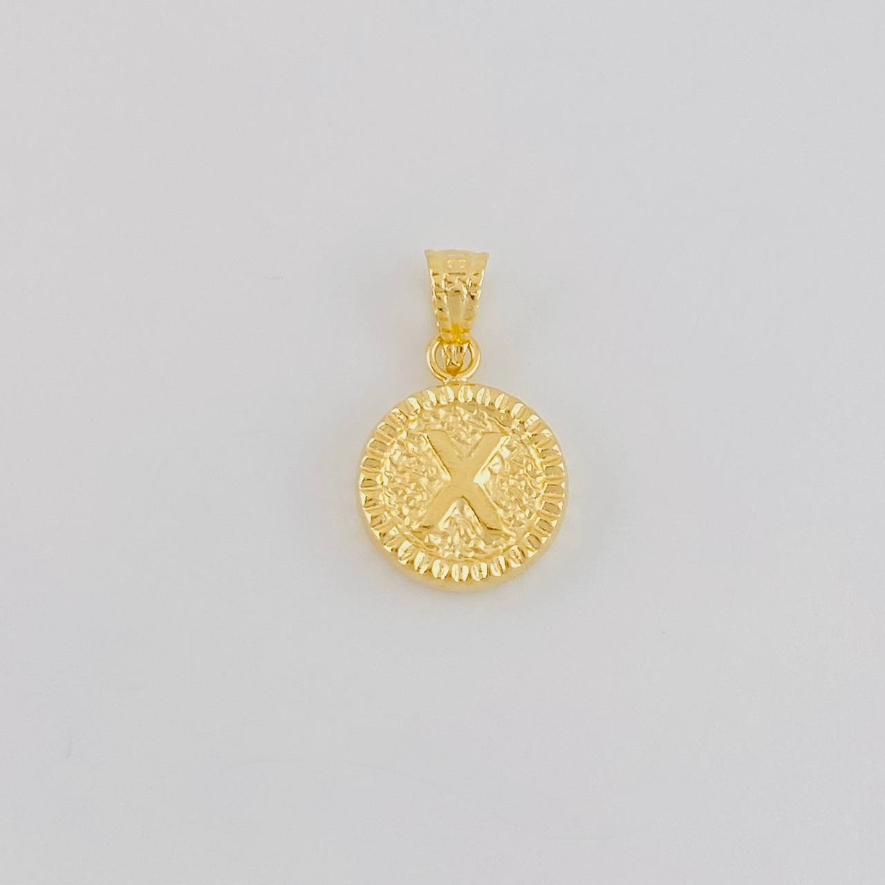 Dije Letra X Marco Bordeado 0.55g / 3/4 in Oro Amarillo 18K