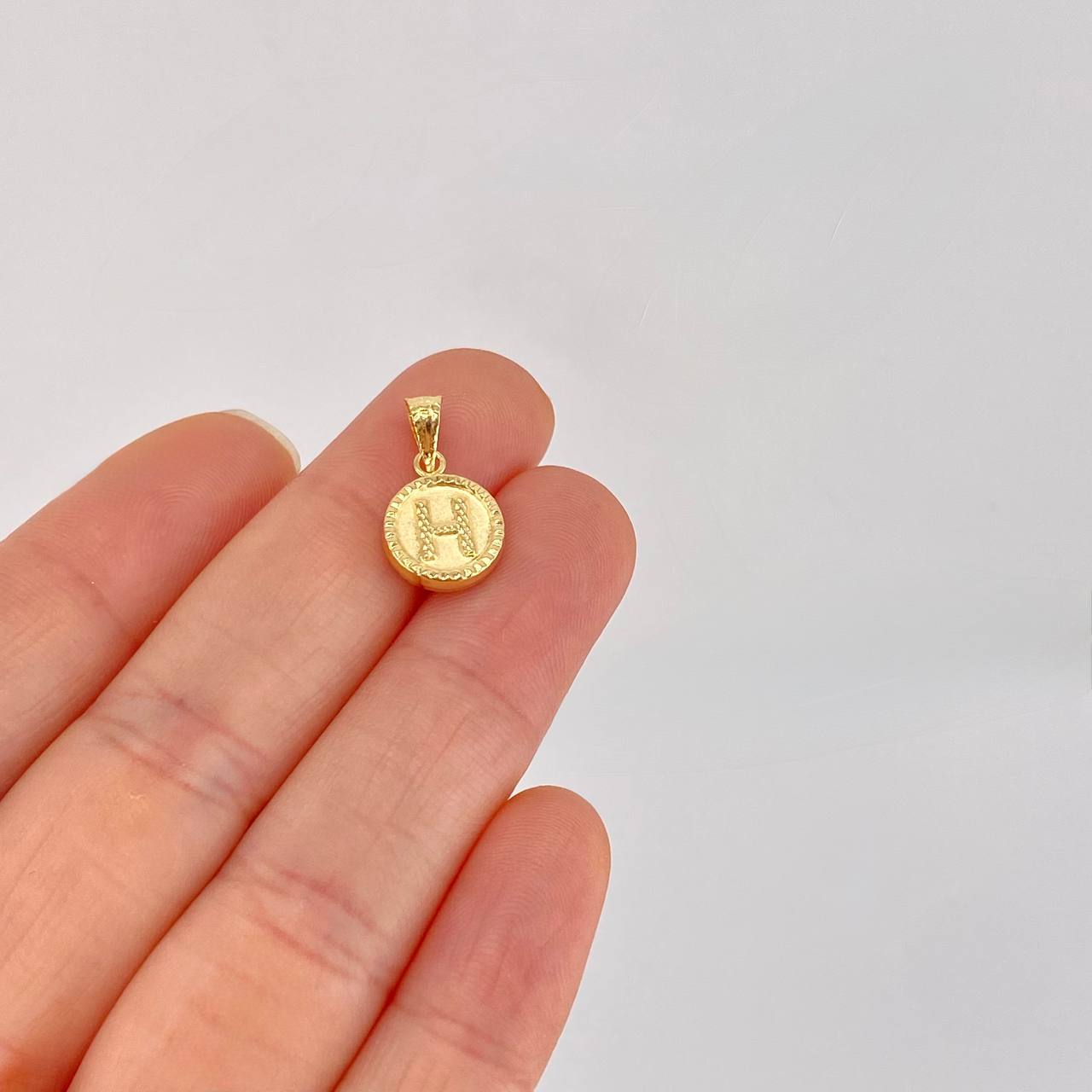 Dije Letra H Doble Textura 0.6g / 3/4 in Oro Amarillo 18K