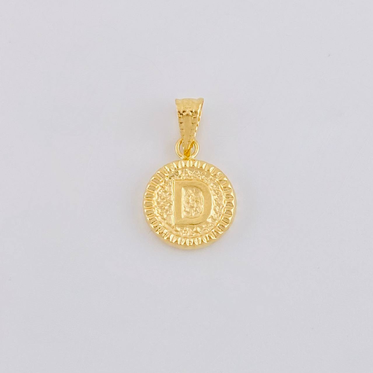 Dije Letra D Marco Bordeado 0.55g / 3/4 in Oro Amarillo 18K