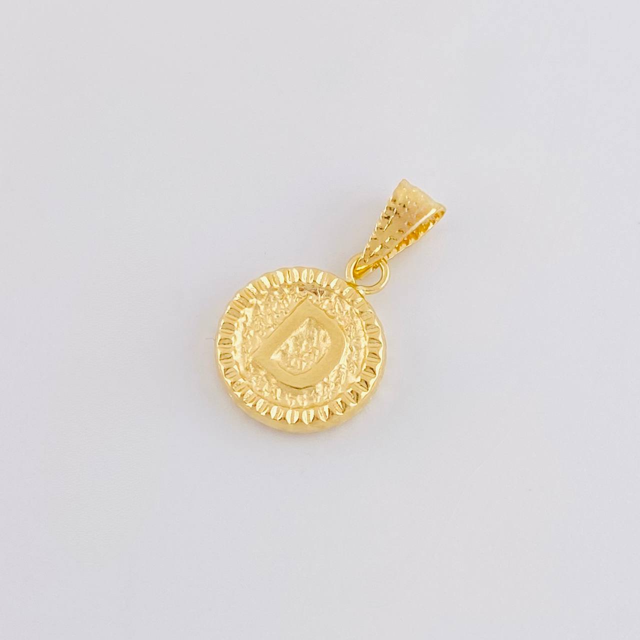 Dije Letra D Marco Bordeado 0.55g / 3/4 in Oro Amarillo 18K