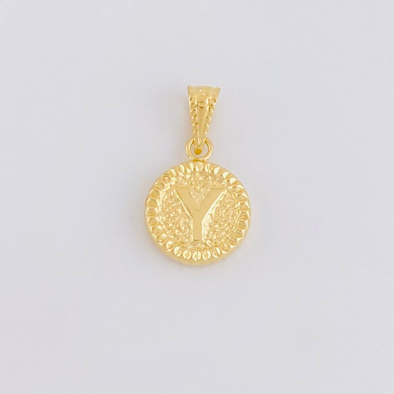 Dije Letra y Marco Bordeado 0.6g / 3/4 in Oro Amarillo 18K