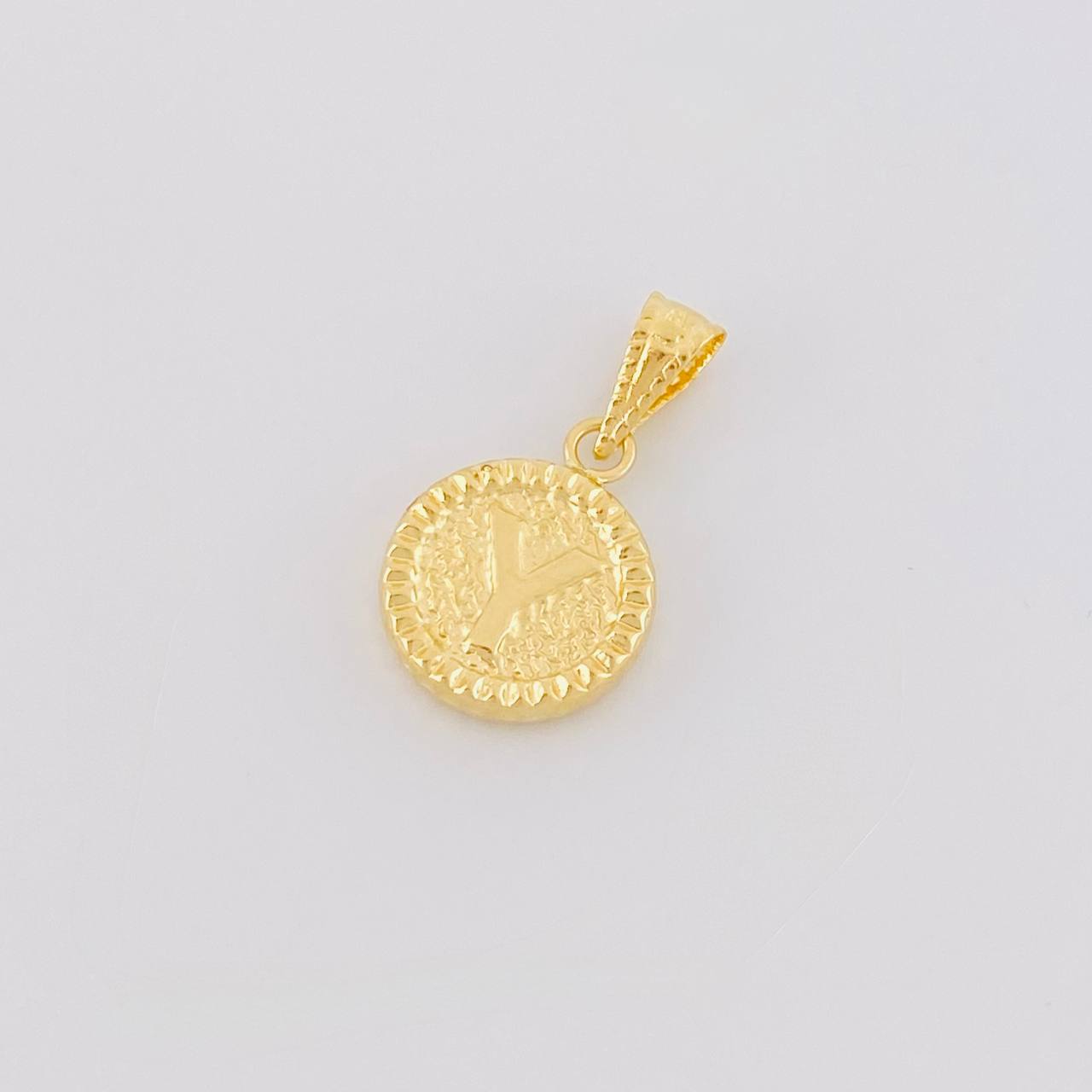 Dije Letra y Marco Bordeado 0.6g / 3/4 in Oro Amarillo 18K