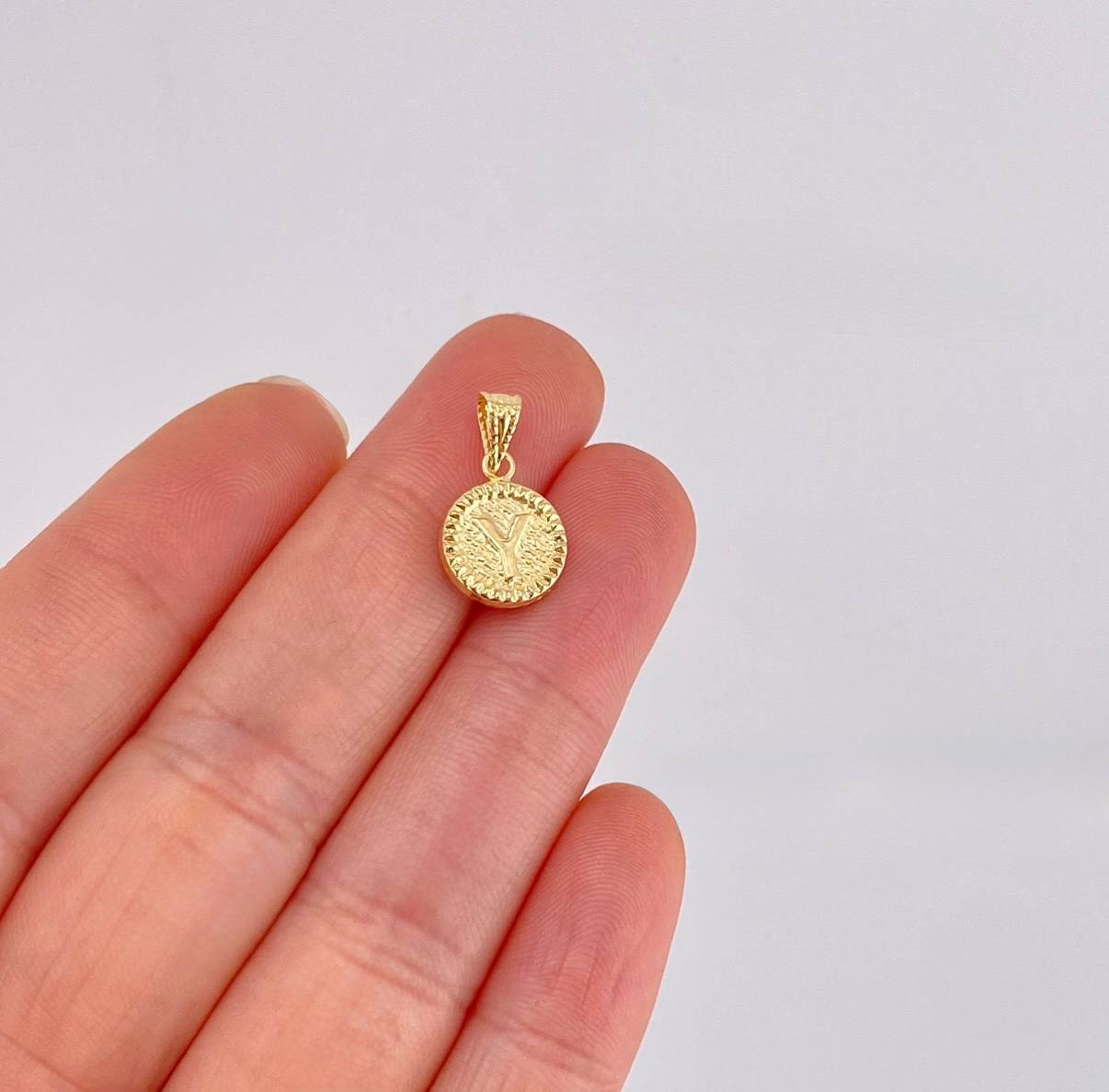Dije Letra Y Marco Bordeado 0.55g / 3/4 in Oro Amarillo 18K