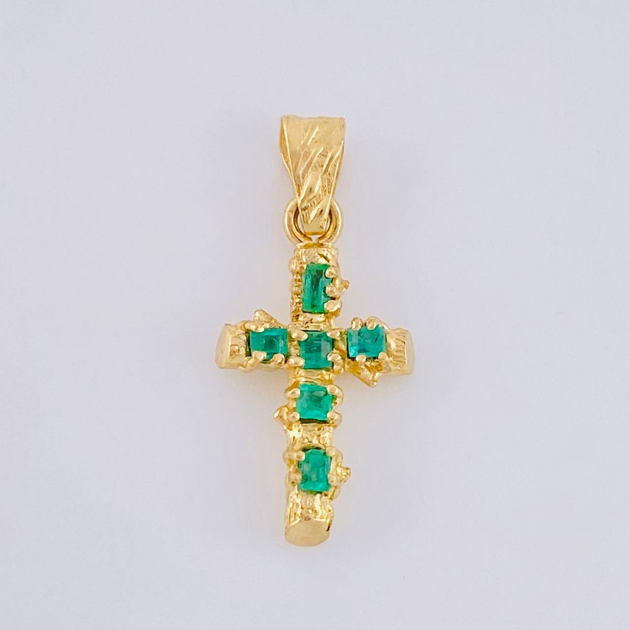 Dije Cruz Tronco Esmeraldas 80Pts 1.7 g / 1 1/4 in Oro Amarillo 18K
