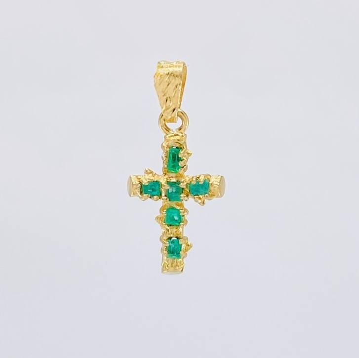 Dije Cruz Tronco Esmeraldas 80Pts 2 g / 1 1/4 in Oro Amarillo 18K