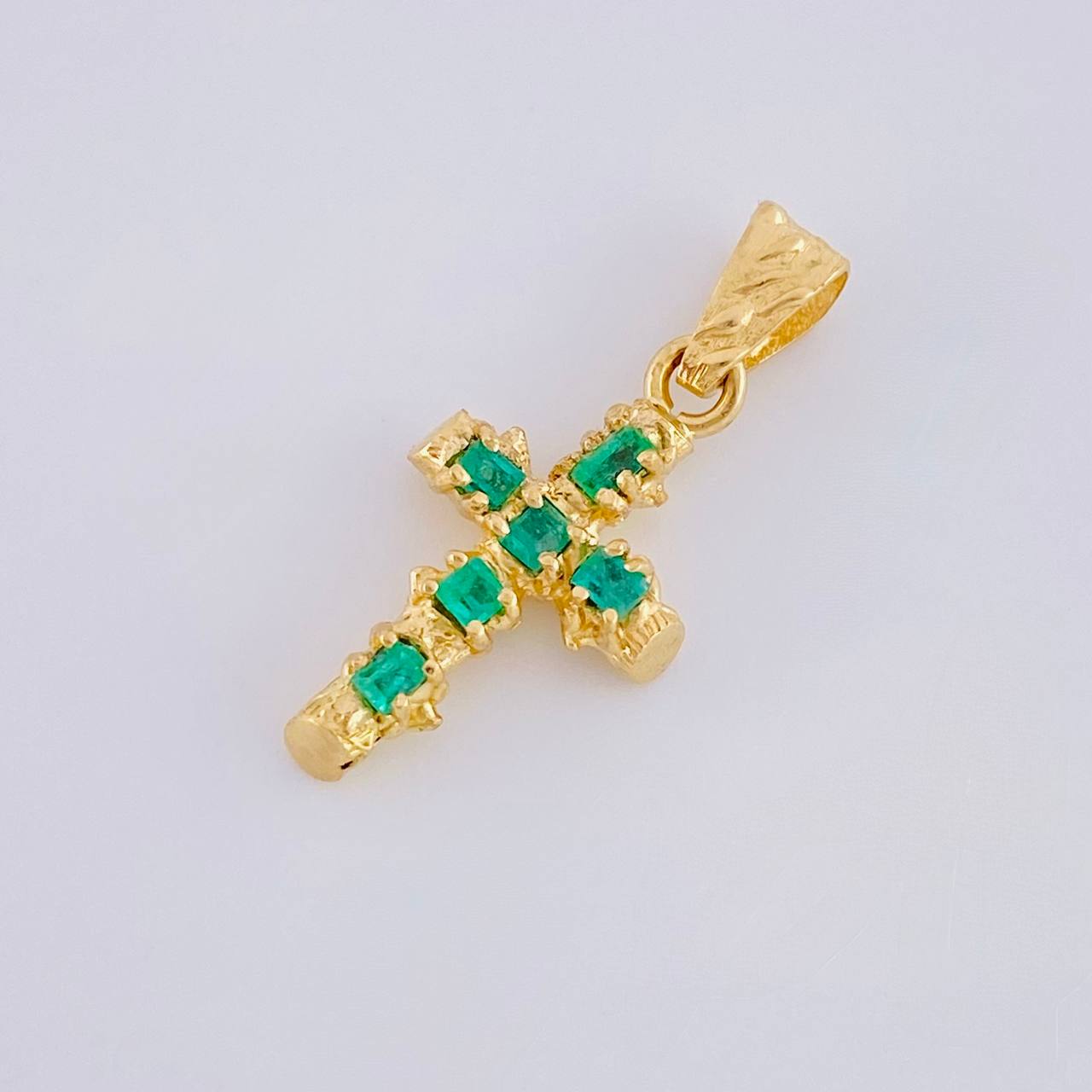 Pendant Trunk Cross Emeralds 80Pts 1.8 g / 1 1/4 in 18K Yellow Gold