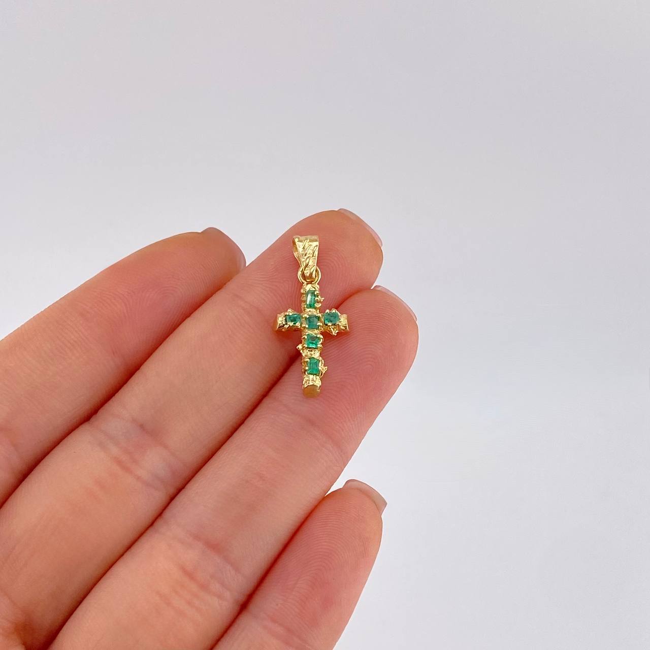 Dije Cruz Tronco Esmeraldas 80Pts 2 g / 1 1/4 in Oro Amarillo 18K