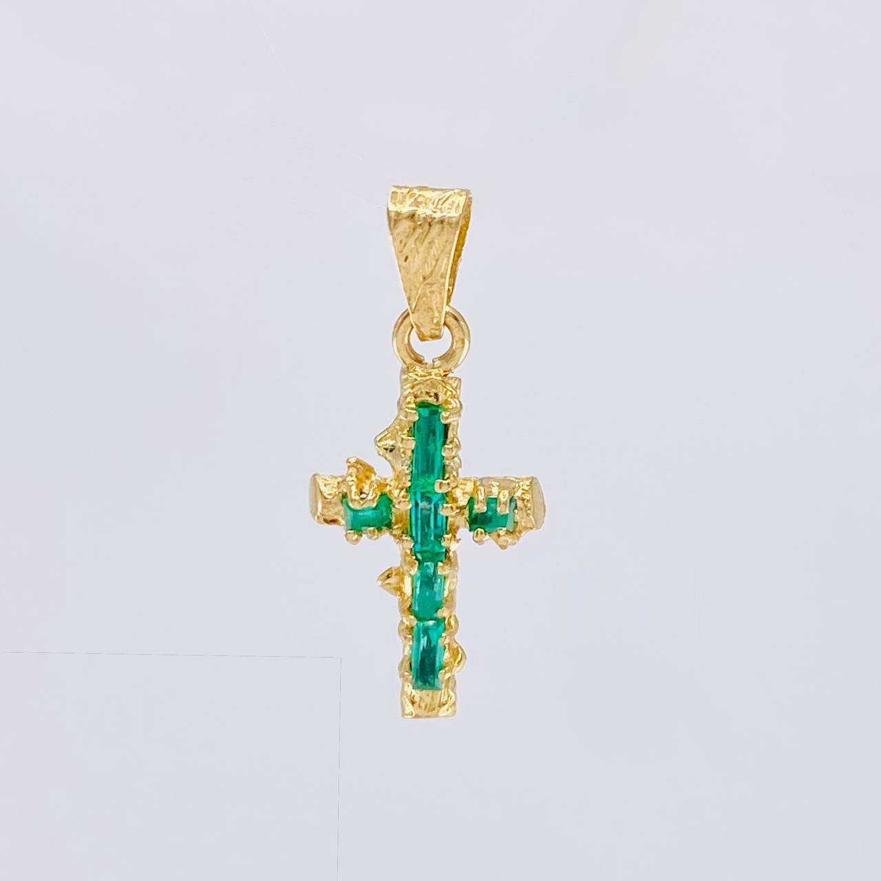 Dije Cruz Tronco Esmeraldas 40 Pts 1 g / 1 in Oro Amarillo 18K
