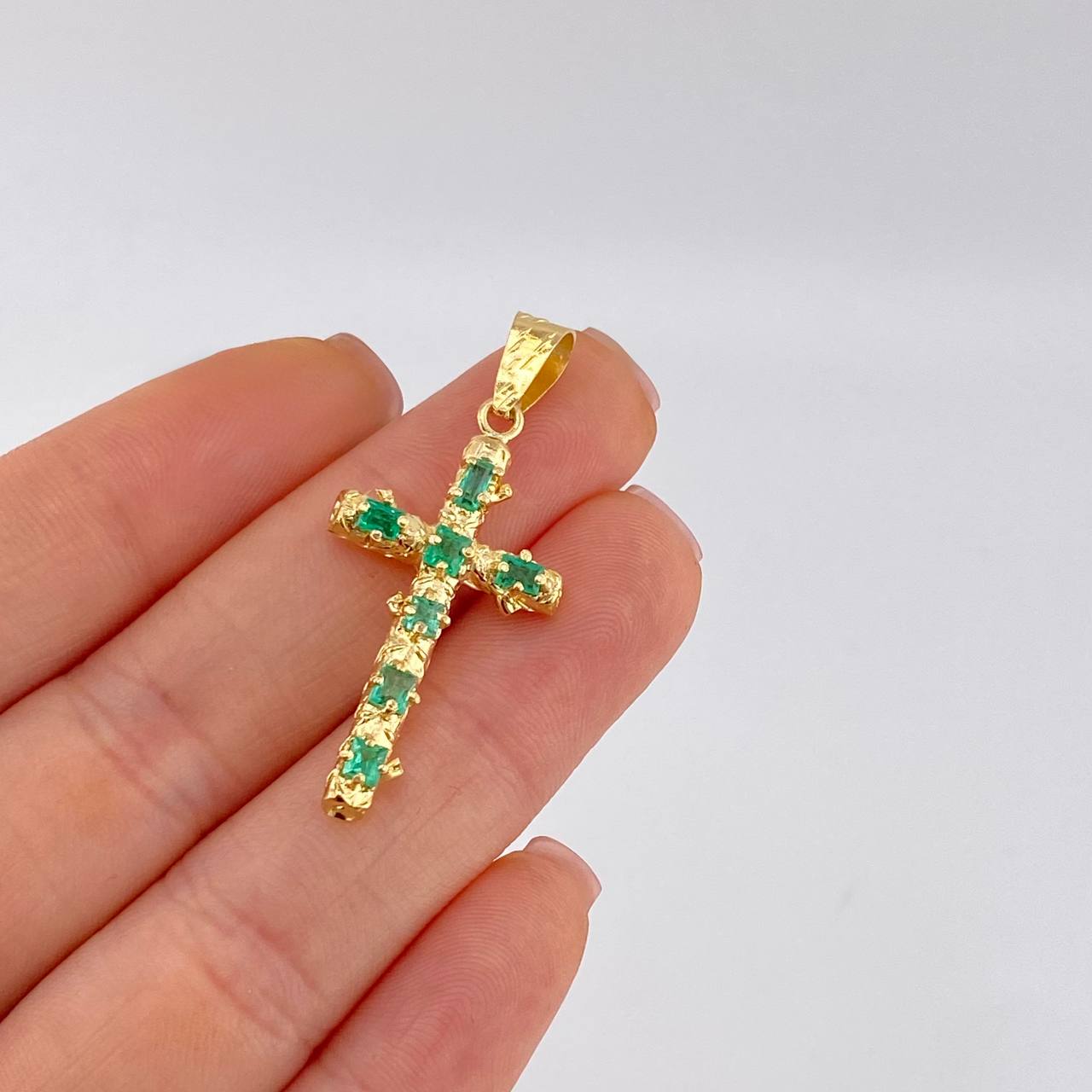 Dije Cruz Tronco Puntas Planas Esmeralda 1,8 Qts 2.85 g / 1 1/2 in Oro Amarillo 18K