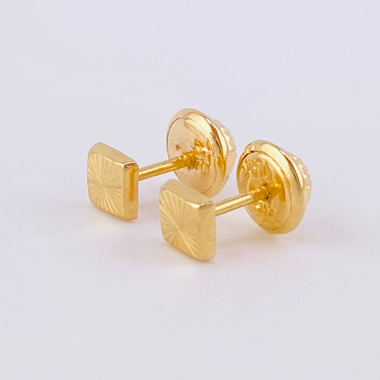 Topos Cuadrado Diamantado 0.5g / in / 4.1mm Oro Amarillo 18K