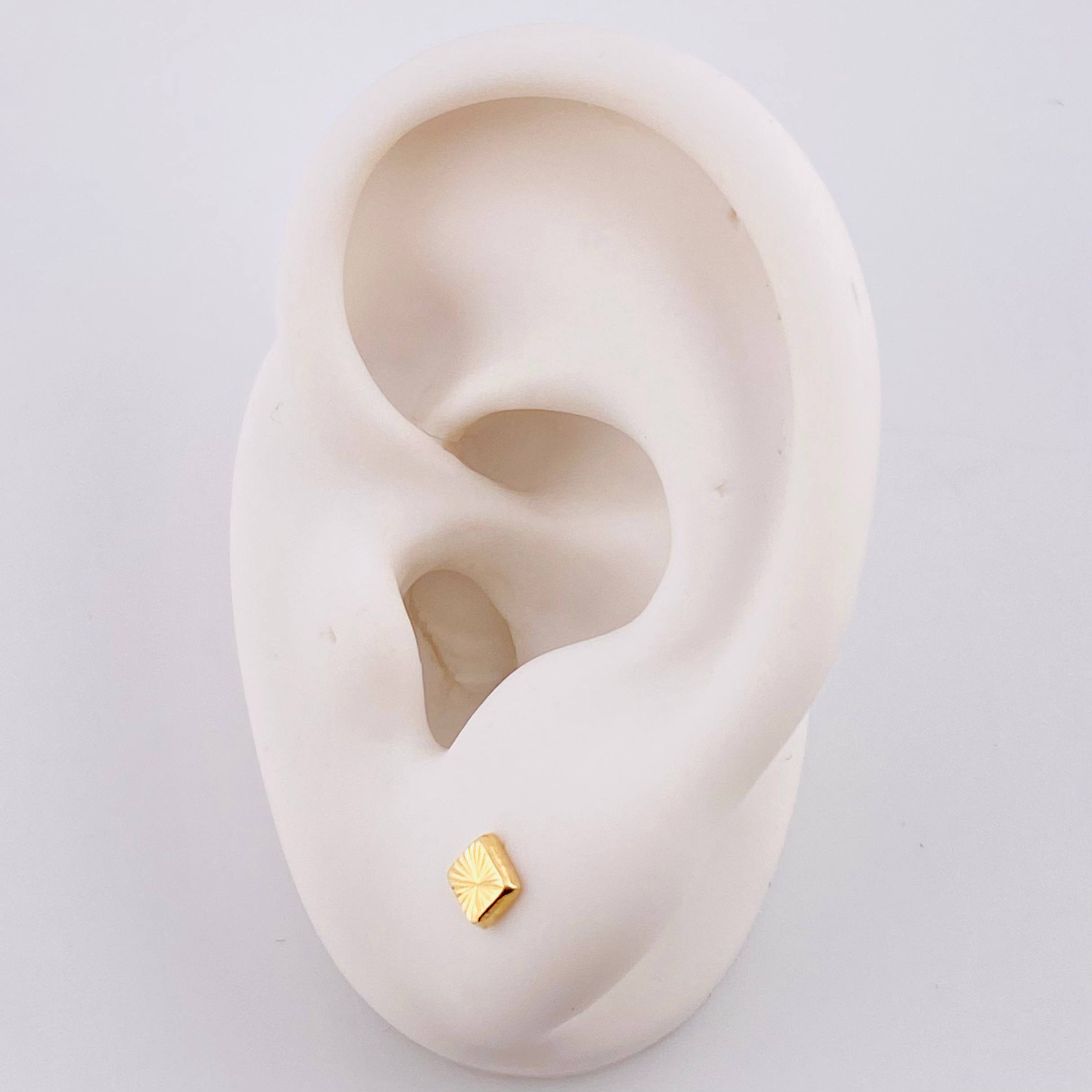 Topos Cuadrado Diamantado 0.5g / in / 4.1mm Oro Amarillo 18K