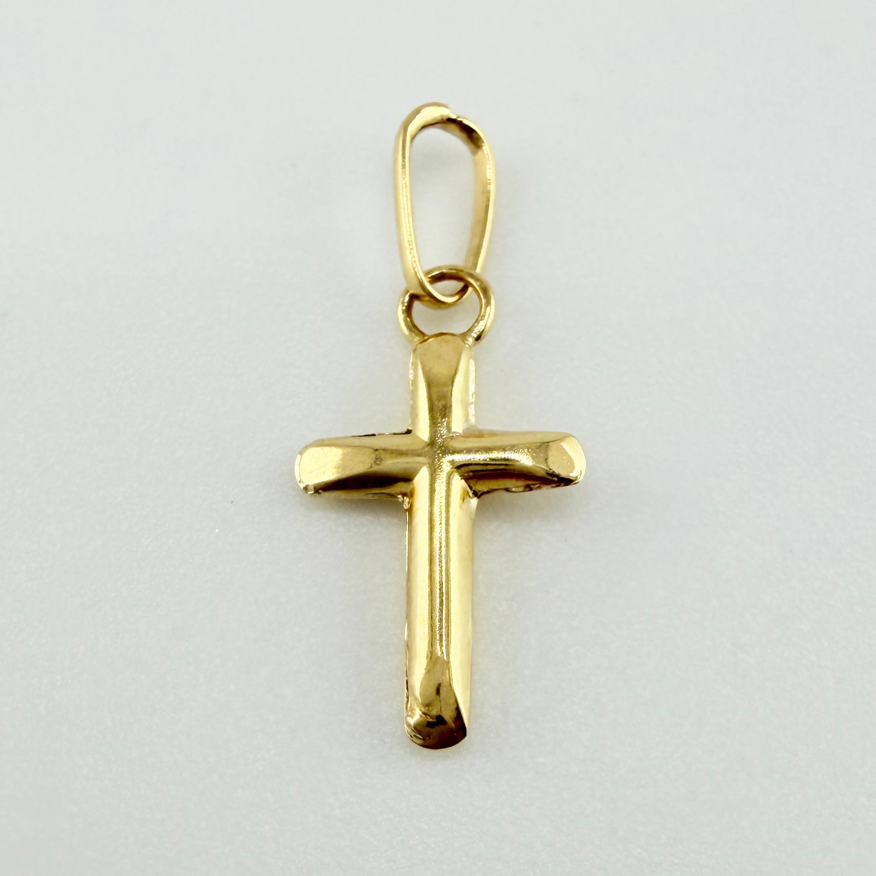 Dije Cruz 0.15gr / 3/4 in / Oro Amarillo 18K