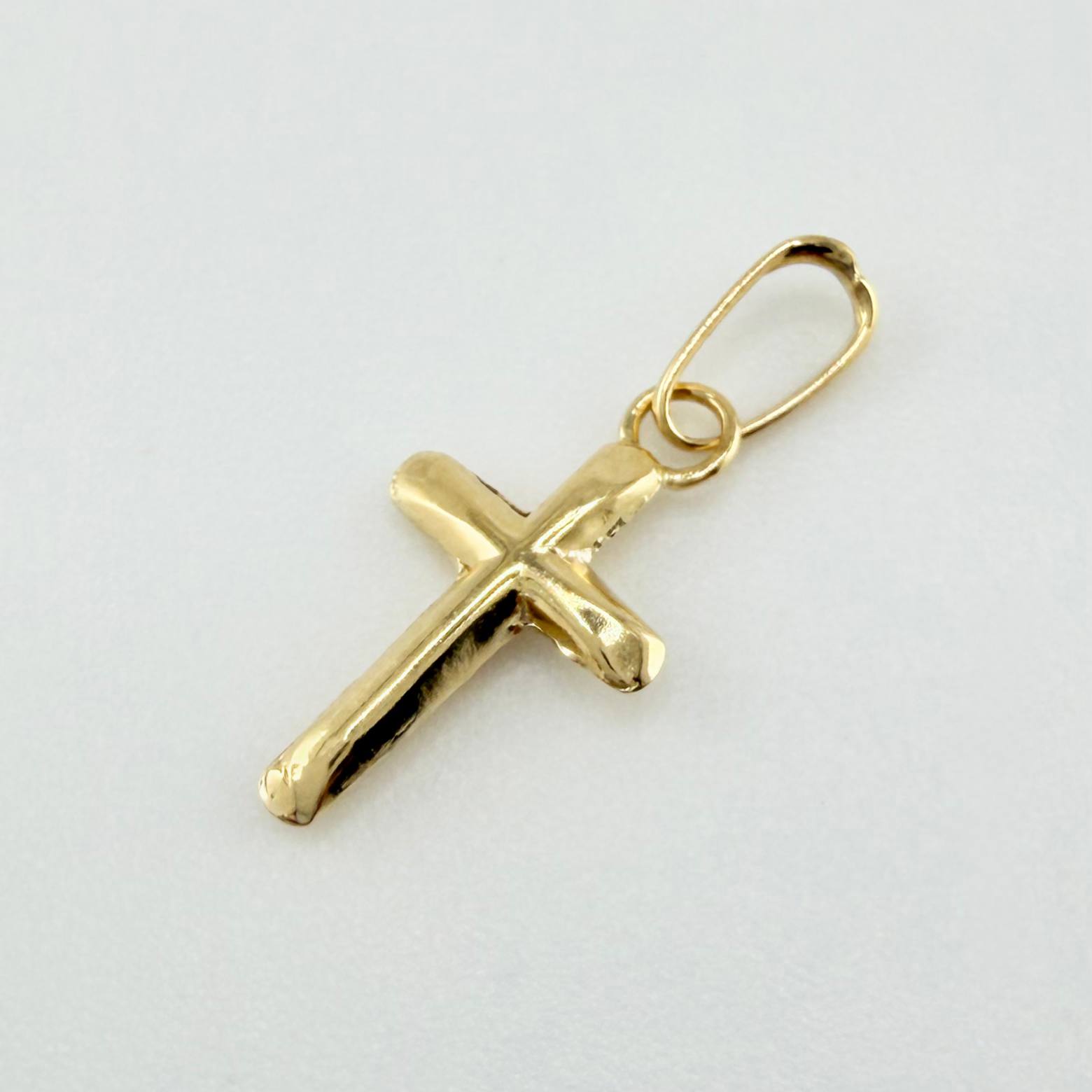 Dije Cruz Puntas Planas 0.35gr / 3/4 in / Oro Amarillo 18K *