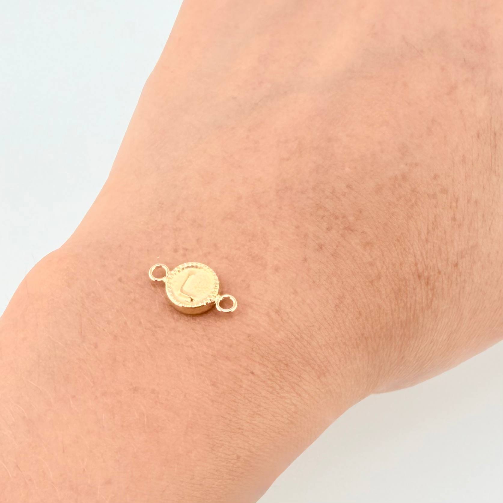 Herraje Letra L Marco Bordeado 0.4g / 1/2 in Oro Amarillo 18K