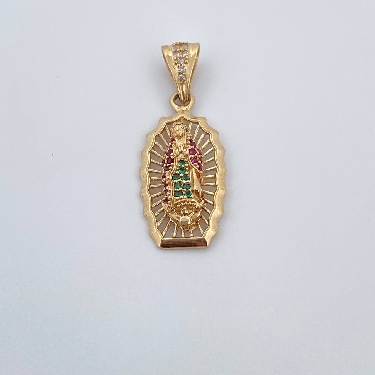 Dije Virgen Guadalupe 3.05gr / 3.1cm / Circones Blancos Verdes Fucsias Oro Amarillo 18K $
