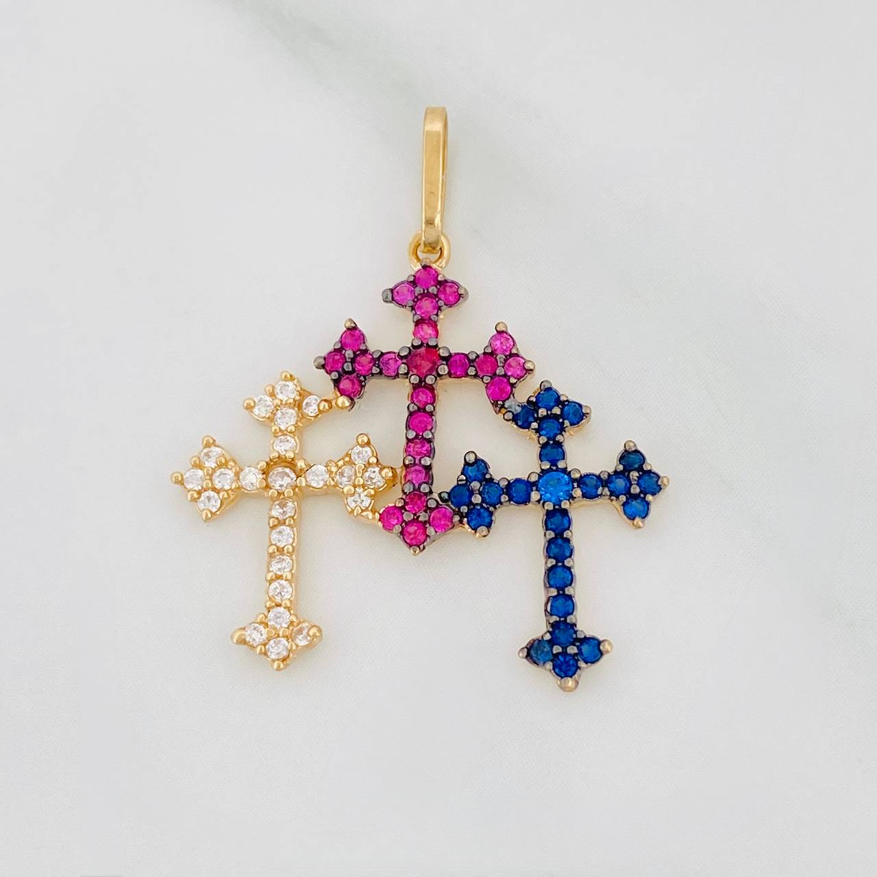 Dije Tres Cruces 1.4gr / 1 in / Dos Oros Negro Amarillo 18K $
