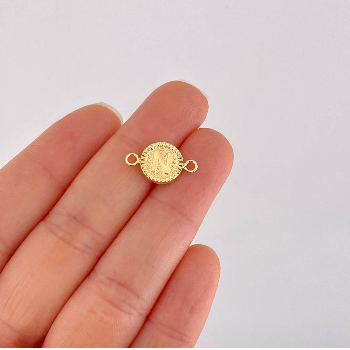 Herraje Letra N Marco Bordeado 0.55g / 3/4 in Oro Amarillo 18K
